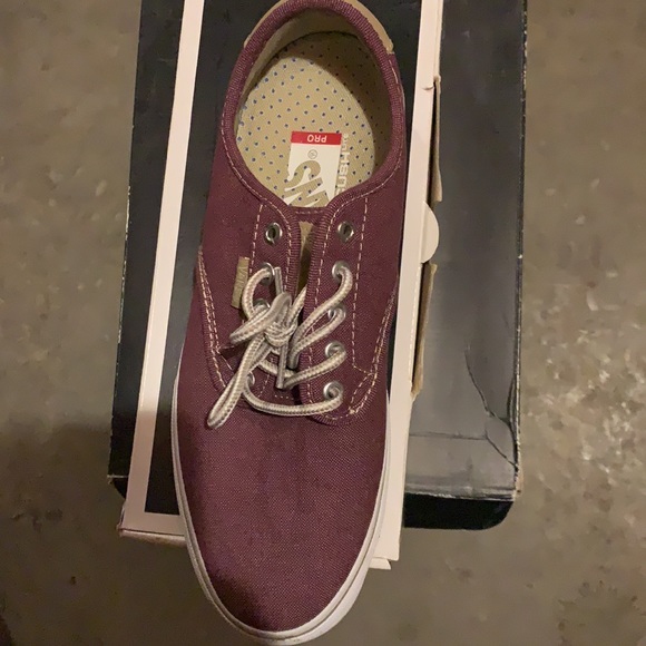 Men Size 9 pair of Vans. - Picture 3 of 4